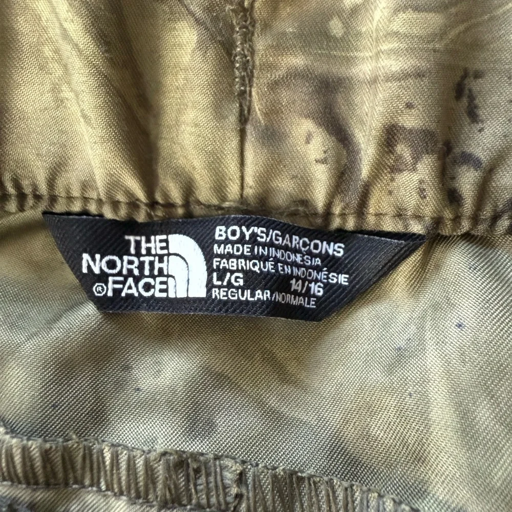 The North Face Boys Olive Flash dry shorts size Large 14/16